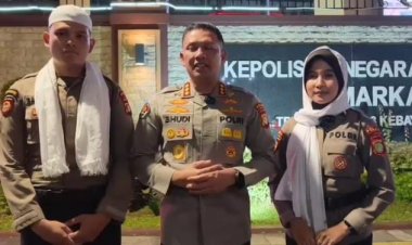 Aksi Penyampaian Pendapat di Mabes Polri; Mahasiswi Berjaket Kuning Ambil dan Coret Kain Penutup Kepala Polwan