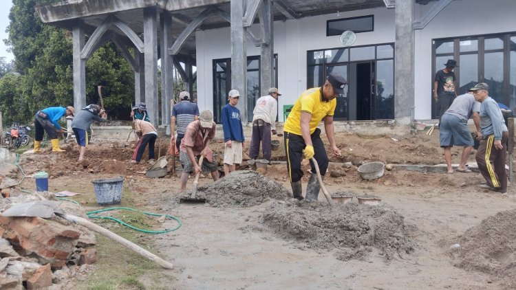 Jelang Bulan Ramadhan, Kanit Binmas dan Warga Gotong Royong di Masjid Al Muhajirin Talang Mangga