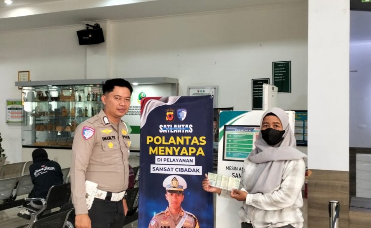 ‎Polantas Menyapa : Satuan Lalu Lintas Polres Sukabumi Dorong Pelayanan Lebih Baik Bagi Masyarakat di Samsat Cibadak dan Pelabuhan Ratu