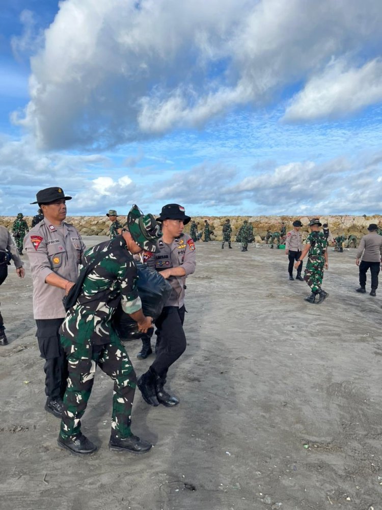 Polda Bali bersama TNI dan Masyarakat Gelar Karya Bakti Pembersihan Pantai Kedonganan dan Kuta