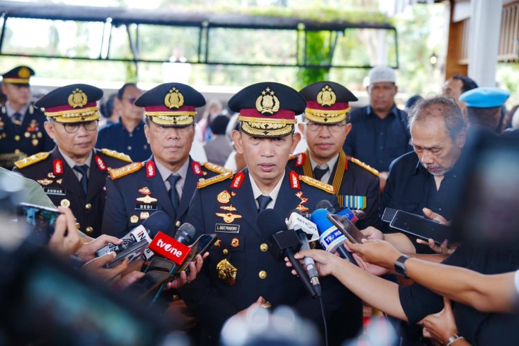 ‎Hadiri Pemakaman, Kapolri : Pesan Eyang Meri Jadi Inspirasi dan Semangat Keluarga Besar Polri