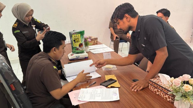 Sat Resnarkoba Polres Aceh Barat Limpahkan Dua Tersangka Sabu 1 Kilogram ke Kejari