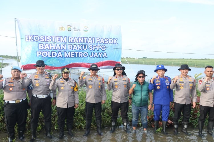 Ditpolairud Polda Metro Jaya Relokasi 12 Kapal Perikanan Mangkrak di Muara Angke