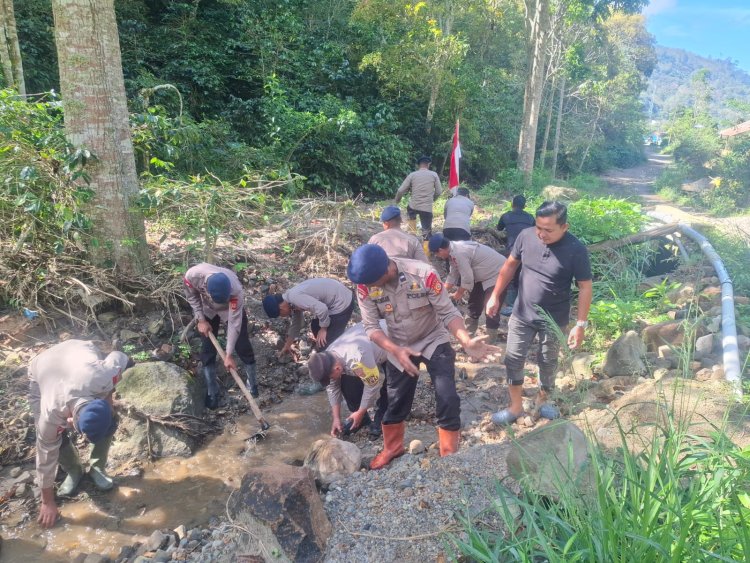 Polres Aceh Tengah–Brimob Polda Aceh Bergerak Pulihkan Fasilitas Umum dan Aliran Sungai Warga