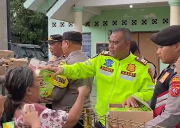 Kapolres Cirebon Kota Salurkan Bantuan Makanan Untuk Warga Terdampak Banjir di Desa Klayan, Gunungjati