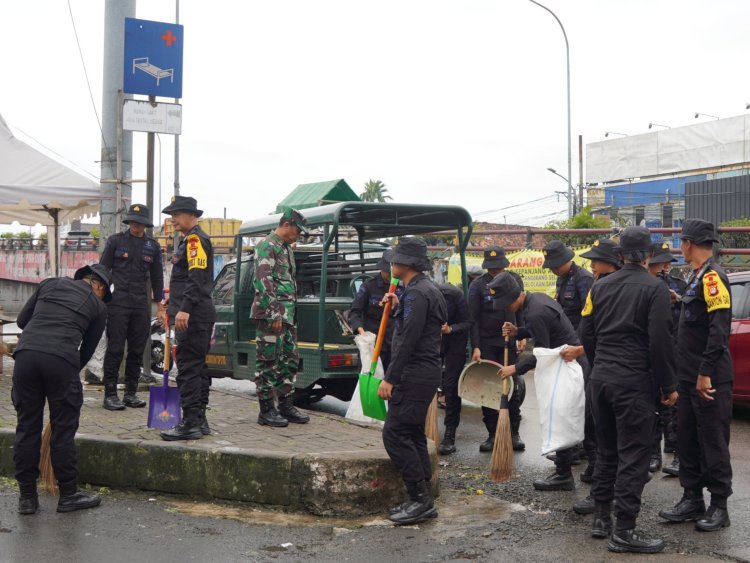 Aksi Bersih-bersih TNI-Polri dan Warga Warnai Program "Jaga Jakarta Bersih" di Ciputat, Tangerang Selatan.