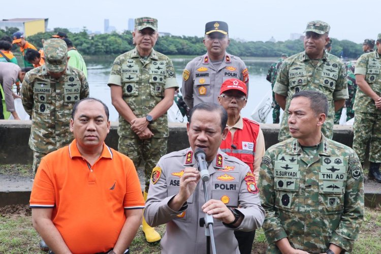 Kompak, TNI-Polri-Warga Jakarta bersih-bersih Waduk Cincin Papanggo; Pangdam dan Kapolda Turun Langsung.