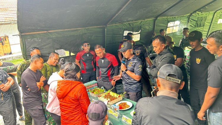 Perkuat Sinergi, Satgas Damai Cartenz dan TNI Rajut Kebersamaan di Puncak Jaya