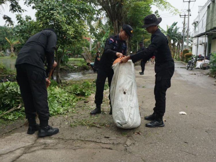 Brimob Metro Jaya Bersama Warga Gelar Aksi "Jaga Jakarta Bersih" di Cikarang Pusat, Kab. Bekasi
