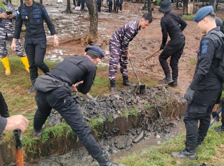 Brimob Metro Jaya Gelar Kerja Bakti "Jaga Jakarta Bersih" di Danau Cincin, Jakarta Utara.