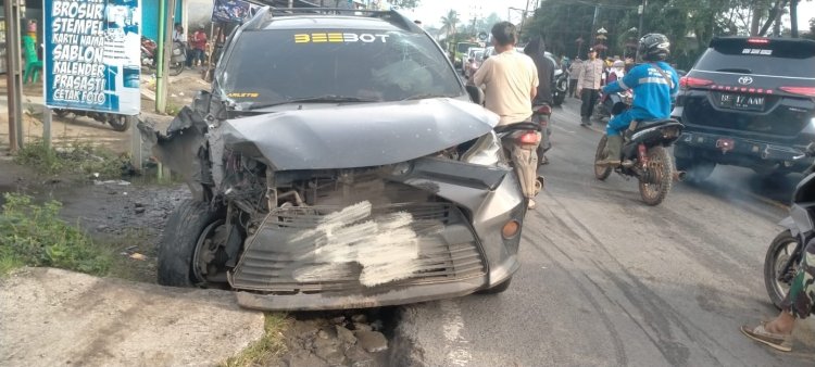 Di duga lalai berkendara dua unit kendaraan roda empat bertabrakan.
