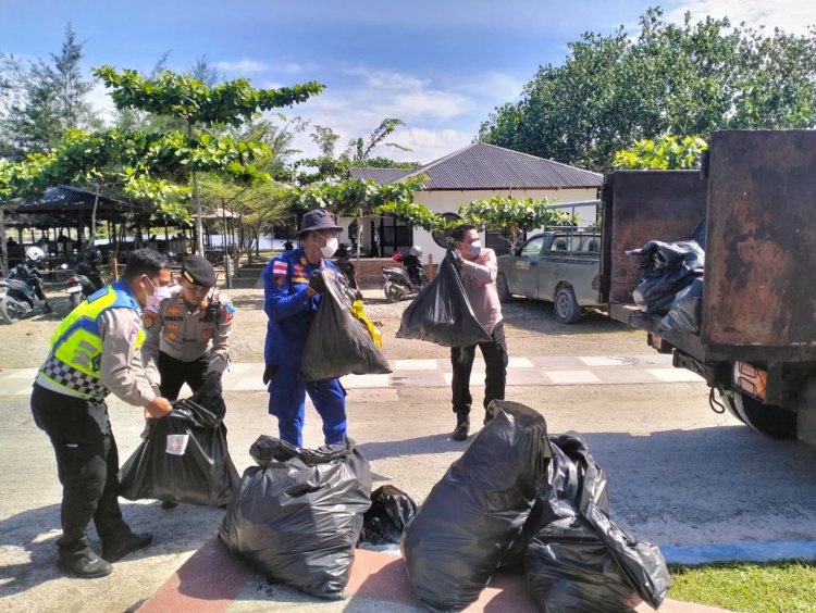 Bersama Stakeholder, Kapolres Aceh Barat Pimpin Gerakan Bersih Pesisir Meuseraya Laot