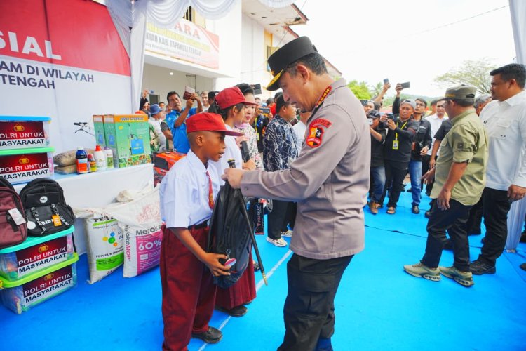 ‎Tinjau Hunian Sementara Korban Bencana di Tapteng, Kapolri-Ketua Komisi IV Salurkan 16 Truk Bantuan Kemanusiaan