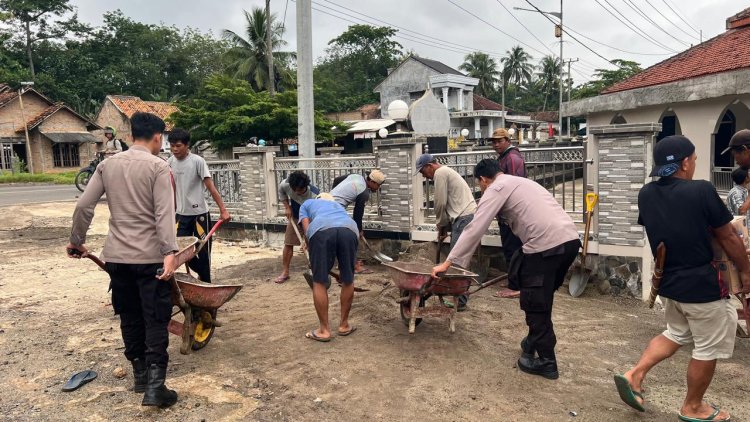 Sambut Bulan Suci Ramadhan 1447, Polsek Blambangan Umpu dan Warga Gotong Royong di Masjid Baitul Muttaqin