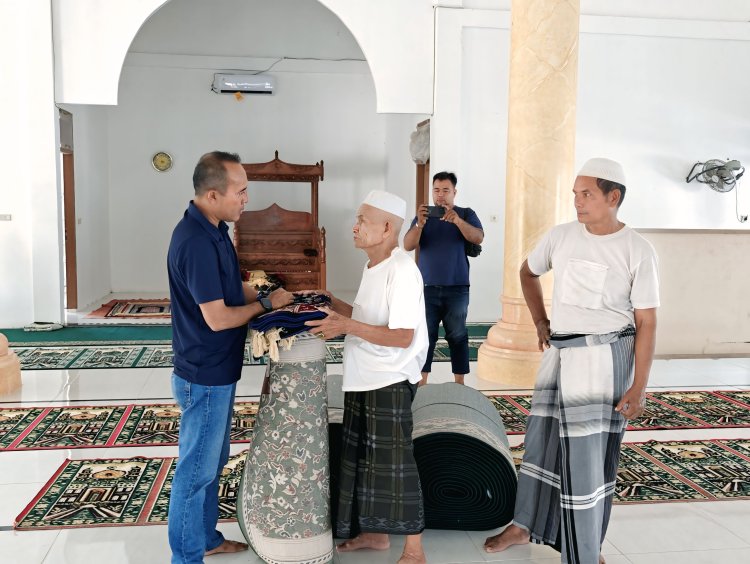Wujud Kepedulian di Bulan Ramadan, Kasat Reskrim Polres Nagan Raya Salurkan Ambal dan Sajadah Imam