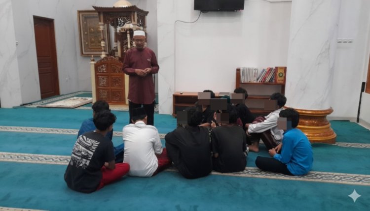 Warga dan Polisi Bersinergi Gagalkan Tawuran, Pembinaan Remaja Dilanjut Pesantren Kilat Di Masjid Polres Depok