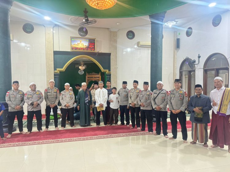 ‎Personel Kompi 4 Batalyon D Pelopor Laksanakan Sholat Tarawih Keliling di Masjid Jami Al-Hasanah Tegaldanas