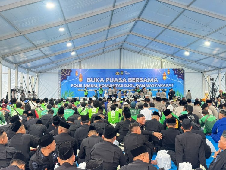 ‎Kompi 4 Batalyon D Pelopor Laksanakan Buka Puasa Bersama dan Tarawih Keliling di Polda Metro Jaya