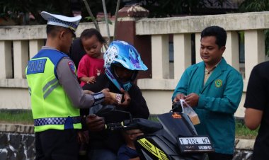 Semarak Ramadhan 1447 H, Polres Way Kanan Berbagi Takjil ke Warga