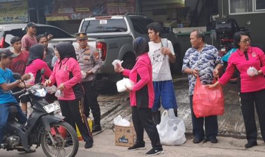 Bhayangkari Ranting Duren Sawit Bagi-bagi Takjil di Jaktim, 300 Paket Disiapkan