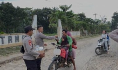 Polsek Banjit Bagikan Puluhan Takjil di Bulan Ramadhan 1447 H