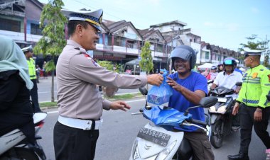 Sat Lantas Polres Pidie dan Bhayangkari Berbagi Takjil, Wujud Kepedulian di Bulan Ramadhan 1447 H