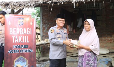 Humanis dan Peduli, Polres Aceh Utara Bagikan Takjil Secara Door to Door
