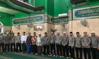Personel Batalyon D Pelopor Laksanakan Sholat Tarawih Keliling di Masjid Sirojul Karomah