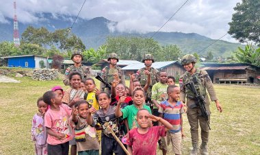 Polisi Hadir Menyapa Warga di Kulirik, Pendekatan Humanis Satgas Damai Cartenz Perkuat Rasa Aman
