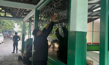 ‎Gegana Brimob PMJ Bersihkan Masjid Al-Magfiroh di Slipi, Wujud Kepedulian Jaga Lingkungan