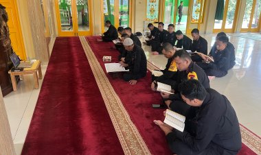 *Personel Batalyon D Pelopor Laksanakan Tadarus Al-Qur’an di Masjid Al-Amin*