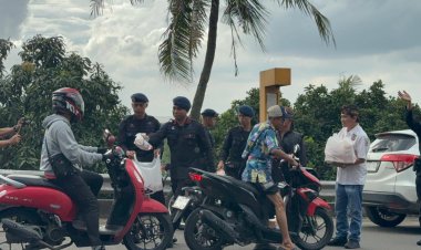 *Batalyon D Pelopor Satbrimob Polda Metro Jaya Bersama Aliansi Ormas Bekasi Bagikan Takjil di Cikarang Pusat*
