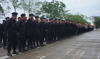 *Personel Batalyon D Pelopor Satbrimob Polda Metro Jaya Laksanakan Pengamanan Pertandingan Sepak Bola di Indomilk Arena*