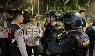 *Jaga Kamtibmas di Tengah Hujan, Brimob Batalyon D Pelopor Pertebal Keamanan Wilayah Jakarta Utara*
