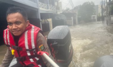 Respons Cepat Banjir Pondok Karya, Ditsamapta Polda Metro Jaya Turun Evakuasi Warga