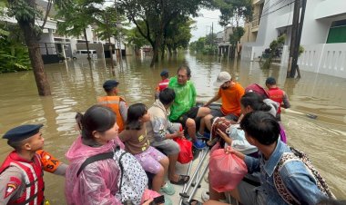 Tim SAR Brimob Metro Jaya Bantu Evakuasi Warga Terdampak Banjir di Tangerang
