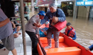 Polairud Polda Metro Jaya Evakuasi Warga Terdampak Banjir di Pondok Karya Jaksel