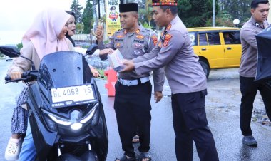 Polres Bener Meriah dan Bhayangkari Berbagi Takjil untuk Pengendara di Bulan Ramadhan