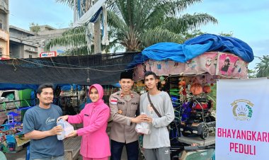 Polsek Cot Girek dan Bhayangkari Bagikan Ratusan Paket Takjil untuk Masyarakat