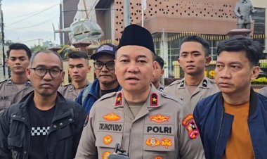 Polri dan Jurnalis Bagikan 1.500 Takjil kepada Masyarakat di Sekitar Mabes Polri