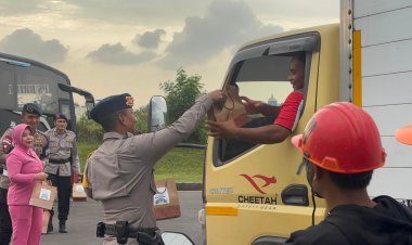 Personel Kompi 2 Batalyon D Pelopor Bersama Bhayangkari Bagikan Takjil kepada Masyarakat di Deltamas