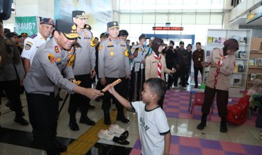 Kapolda Metro Jaya Sapa Anak-anak di Terminal Pulogebang, Bagikan Cokelat di Ruang Ramah Anak