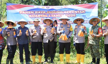 Kapolres Bekasi Kota Pimpin Panen Raya Jagung di Jatiasih