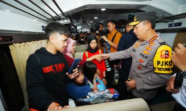 Tinjau Stasiun Surabaya Gubeng, Kapolri Instruksikan Beri Pelayanan Maksimal ke Pemudik