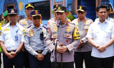 Tinjau Terminal Purabaya, Kapolri ke Sopir Bus: Hati-Hati dan Jaga Keselamatan Pemudik