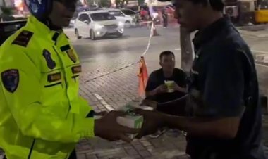 ‎Mempererat Kepedulian : Operasi Ketupat Lodaya 2026, Satlantas Polres Karawang Berbagi Santapan Sahur