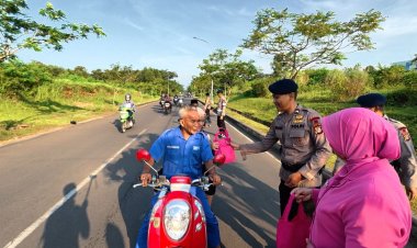 Anggota Batalyon D Pelopor Bersama Bhayangkari Bagikan Takjil Gratis di Deltamas
