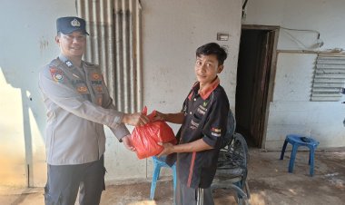 Ramadhan Penuh Berkah, Polsek Umpu Semenguk Salurkan Bansos untuk Warga