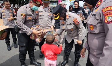 Kapolres Metro Bekasi Tinjau Arus Balik di Pos Terpadu Gedung Juang, Bagikan Snack untuk Masyarakat