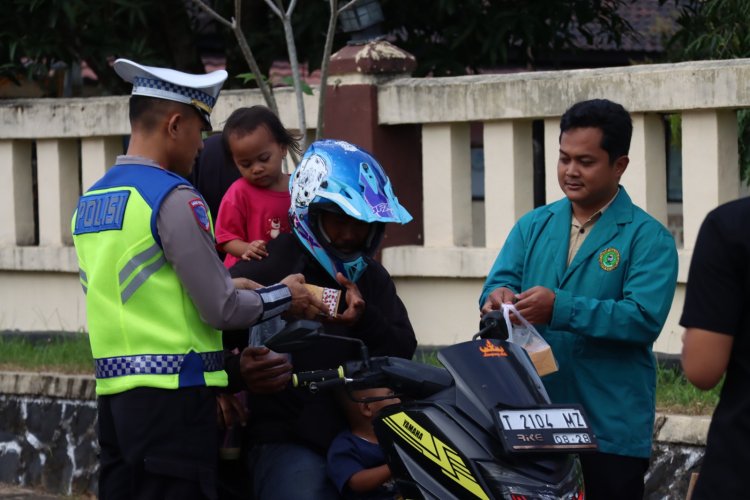 Semarak Ramadhan 1447 H, Polres Way Kanan Berbagi Takjil ke Warga